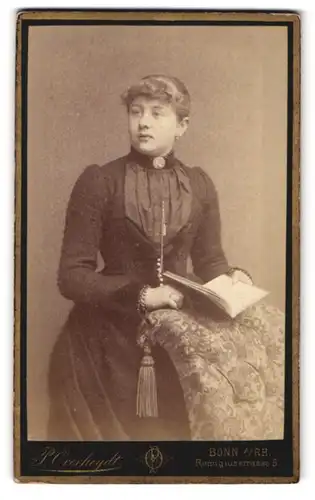Fotografie P. Overheydt, Bonn, Remigiusstr. 5, Portrait Dame im Biedermeierkleid mit Brosche und Locken