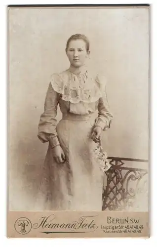 Fotografie Hermann Tietz, Berlin, Leipzigerstr. 46-49, Portrait junge Frau im hellen Kleid mit Rüschekragen