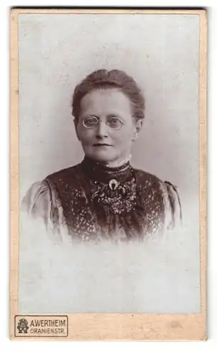 Fotografie A. Wertheim, Berlin, Oranienstr., Portrait Frau Bamdig im Rüschenkleid mit Brille