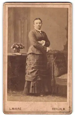 Fotografie L. Maerz, Berlin, Badstr. 62, Portrait Dame im Biedermeierkleid mit Brosche