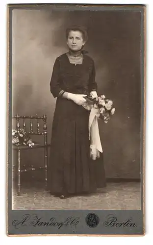 Fotografie A. Jandorf & Co., Berlin, Bellealliancestr. 1 /2, Portrait junge Frau im schwazen Kleid mit weissen Handschuhe