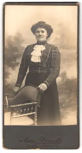 Fotografie Atelier Promenade, Kjobenhavn, Frederiksberggade 19, Portrait Dame in karierter Bluse mit toupiertem Haar