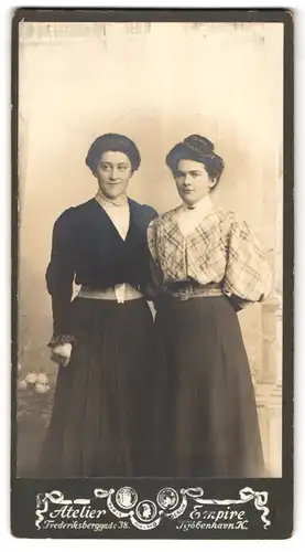 Fotografie Atelier Empire, Kjobenhavn, Frederiksberggade 38, Portrait zwei Damen in Kleidern mit Gürteln