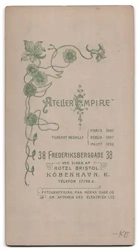 Fotografie Atelier Empire, Kjobenhavn, Frederiksberggade 38, Portrait zwei Damen in Kleidern mit Gürteln