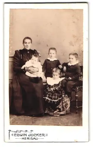 Fotografie Edwin Jucker, Herisau, Oberdorfstr. 137, Portrait Mutter mit vier Kindern in Kleidern und Anzügen