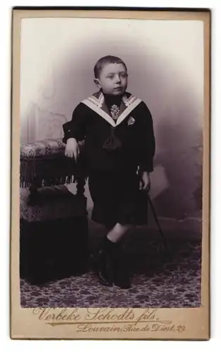 Fotografie Verbeke-Schrodts fils, Louvain, Rue de Diest 29, Portrait kleiner Jung eim Matrosenanzug mit Stock