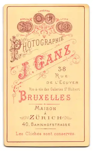 Fotografie J. Ganz, Bruxelles, Rue de l`Ecuyer 38, Portrait kleines Mädchen im wessen Kleid mit Locken