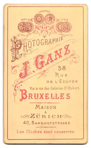 Fotografie J. Ganz, Bruxelles, Rue de l`Ecuyer 38, Portrait junger Knabe im Anzug mit Flanierstock