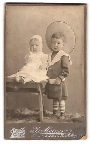 Fotografie J. Meiner, Zürich, Portrait kleine Kinder im Kleidern mit Sommerhut und Haube