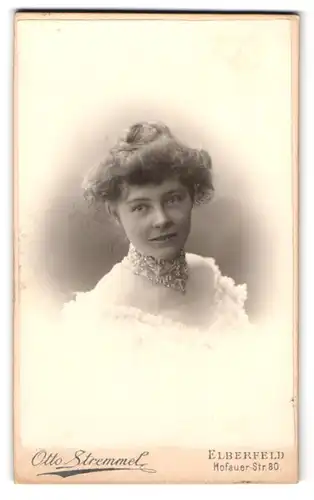 Fotografie Otto Stremmel, Elberfeld, Hofauer-Str. 80, Portrait hübsche junge Frau im weissen Kleid mit Kollier
