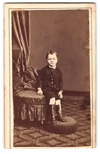 Fotografie Eug. Westendorp, Aachen, Damengraben 19, Portrait kleiner Knabe im Anzug mit Lackstiefeln