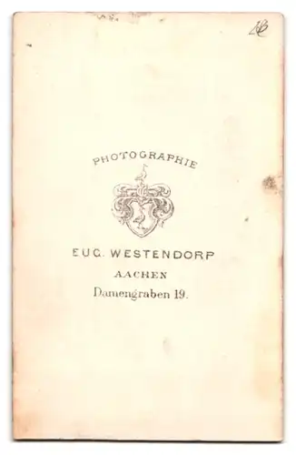 Fotografie Eug. Westendorp, Aachen, Damengraben 19, Portrait kleiner Knabe im Anzug mit Lackstiefeln