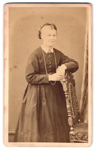 Fotografie G. Kolb, Strasbourg, Rue des Hallebardes 23, Portrait Dame im Biedermeierkleid mit Halskette