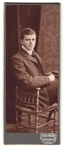 Fotografie Friedr. Schroeder, Brandenburg a. H., Portrait junger Mann im Anzug schaut seitlich in die Kamera