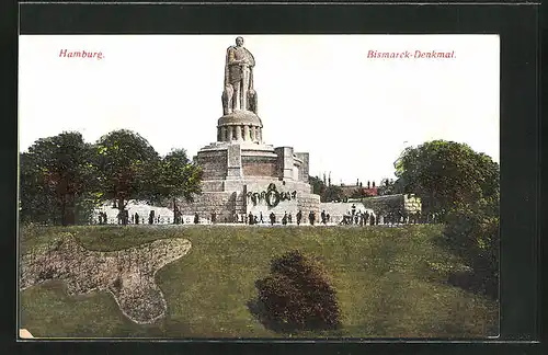 AK Hamburg-St. Pauli, Besucher am Bismarck-Denkmal