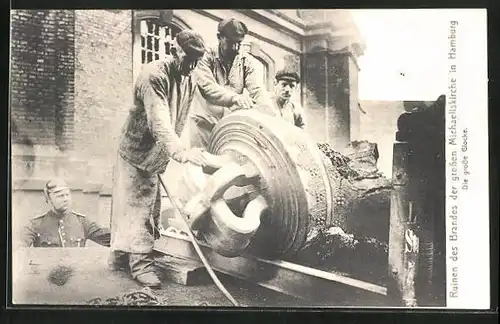 AK Hamburg-Neustadt, Die grosse Glocke der abgebrannten Michaeliskirche 1906