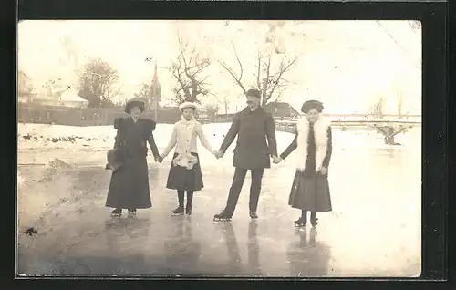 Foto-AK Schlittschuhläuferfamilie auf einem zugefrorenem See