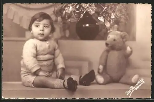 AK Kindchen und Teddybär sitzen auf dem Sofa