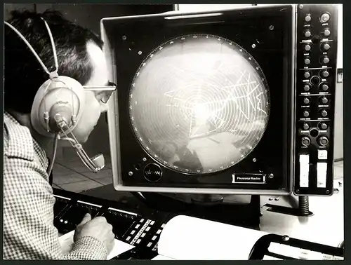 Fotografie Eurocontrol Versuchszentrum für Flugsicherungstechniken in Bretigny 1967, Lotse kontrolliert Radargerät