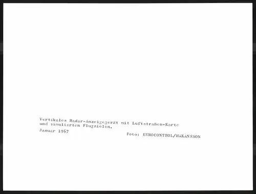 Fotografie Eurocontrol Versuchszentrum für Flugsicherungstechniken in Bretigny 1967, Lotse kontrolliert Radargerät