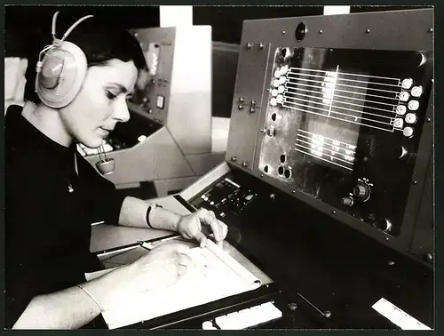 Fotografie Eurocontrol Versuchszentrum für Flugsicherungstechniken in Bretigny 1967, Fraubedient Plessey Piloten Konsole