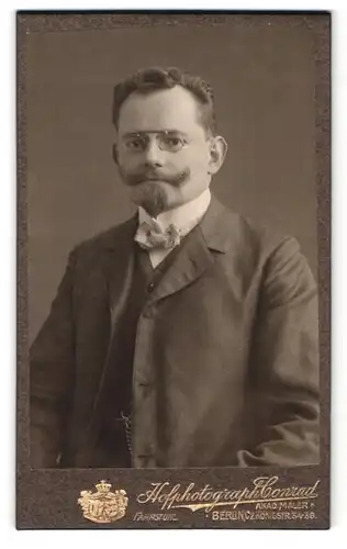 Fotografie Rudolph Conrad, Berlin, Königstr. 34-36, Portrait Herr mit Zwicker und gepflegtem Bart