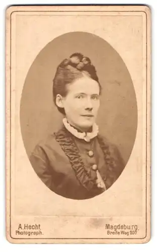 Fotografie A. Hecht, Magdeburg, Breite Weg 207, Portrait Edeldame mit geflochtenem Haar