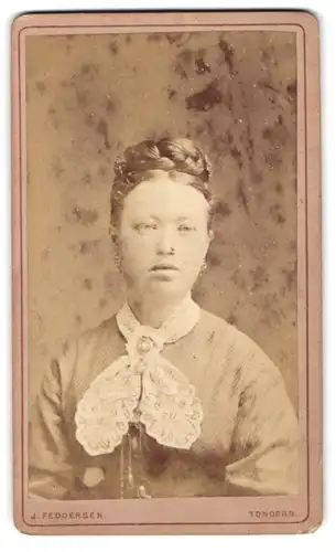 Fotografie J. Feddersen, Tondern, Portrait junge Dame mit Schmuck und geflochtenem Haar