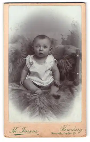 Fotografie Th. Jensen, Flensburg, Norderhofenden 15, Baby auf Felldecke sitzend