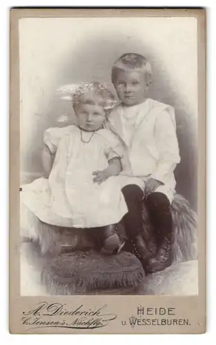 Fotografie A. Diederich C. Jensen's Nachflg., Heide, Knabe & Mädchen auffelldecke sitzend