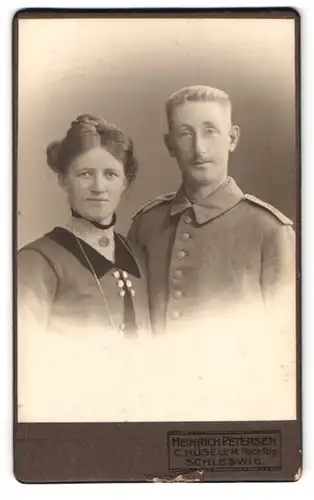 Fotografie Heinrich Petersen C. Hüseler Nachfolg., Schleswig, Stadtweg 34, Soldat in Feldgrau Rgt. 8 nebst Gattin