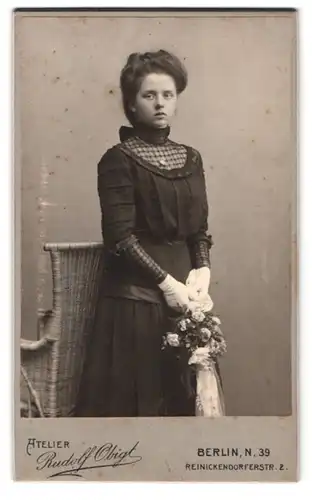 Fotografie Rudolf Obigt, Berlin, Reinickendorferstr. 2, Mädchen mit Handschuhen & Blumenstrauss