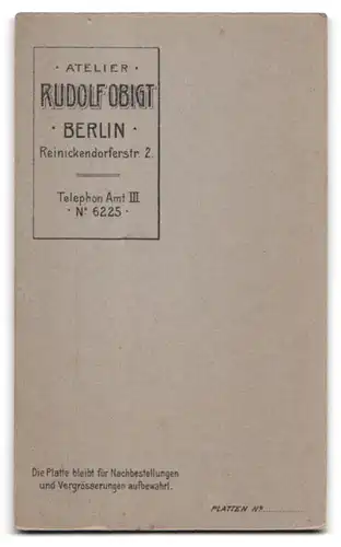 Fotografie Rudolf Obigt, Berlin, Reinickendorferstr. 2, Mädchen mit Handschuhen & Blumenstrauss