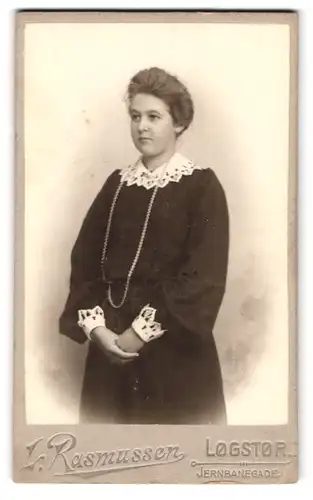 Fotografie L. Rasmussen, Logstor, Jernbanegade, Dame mit Halskette im schlichten Sonntagskleid