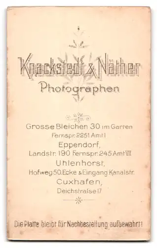 Fotografie Knackstedt & Näther, Hamburg, Grosse Bleichen 30, Kleinkind mit Schmuck im Kleid