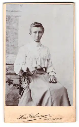 Fotografie Hans Dethmann, Meldorf, Süderstr., hübsche junge Dame auf Stuhl sitzend