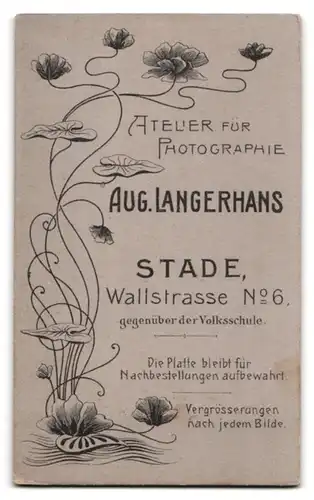 Fotografie A. Langerhans, Stade, Wallstr. 6, Hausfrau mit Blumen im Sonntagskleid