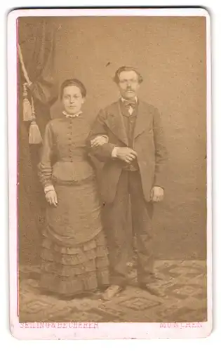Fotografie Seiling & Becherer, München, Reichenbachstr. 18, Ehepaar in Sonntagsbekleidung beim Fotograf