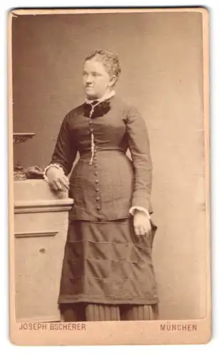 Fotografie Joseph Bscherer, München, Blumenstr. 27, junge Dame im Sonntagskleid beim Fotograf