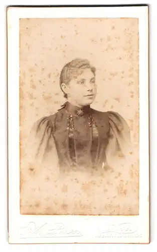 Fotografie A. Person, Lahr i. Baden, Schillerstr. 21, Portrait hübsche junge Dame im Sonntagskleid mit Kragenbrosche