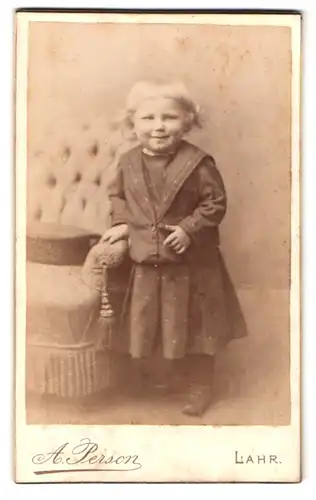 Fotografie A. Person, Lahr i. Baden, Schillerstr. 21, Portrait kleines blondes Mädchen im Kleid