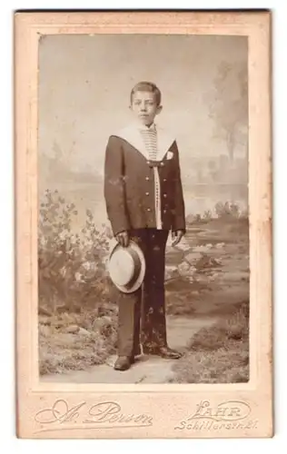 Fotografie A. Person, Lahr i. Baden, Schillerstr. 21, Portrait Knabe mit Strohhut in Marineuniform vor Studiokulisse