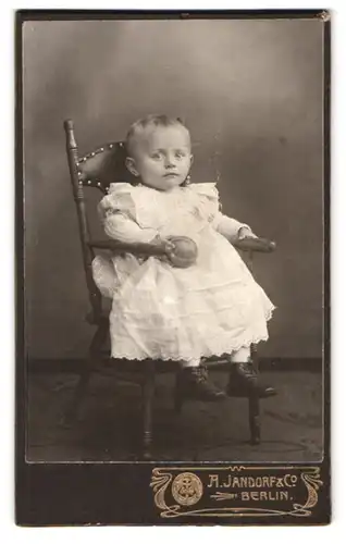 Fotografie A. Jandorf & Co., Berlin, Brunnenstr. 19-21, Baby mit Ball im weissen Kleidchen