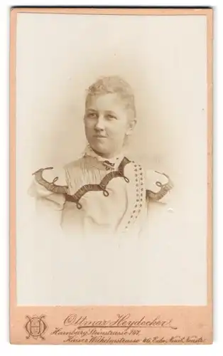 Fotografie Ottmar Heydecker, Hamburg, Steinstr. 147, Portrait Hausfrau trägt modisches Kleid