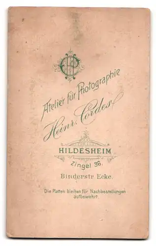 Fotografie Heinrich Cordes, Hildesheim, Zingel 36, Knaben mit Hut im Anzug