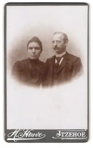 Fotografie H. Struve, Itzehoe, Paar im feinen Zwirn beim Fotograf