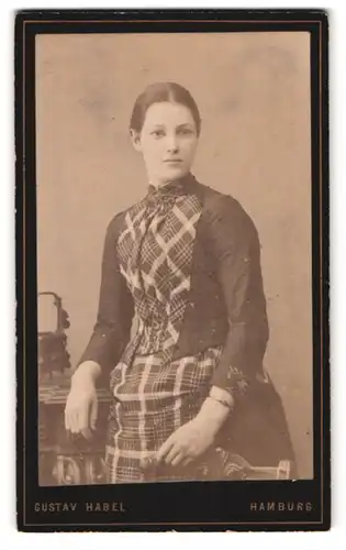Fotografie Gustav Habel, Hamburg, Poolstrasse 18, hübsche junge Dame im Kleid mit Karomuster