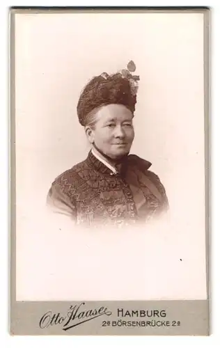 Fotografie Otto Haase, Hamburg, Börsenbrücke 2a, Portrait Edeldame mit Hut im Sonntagskleid