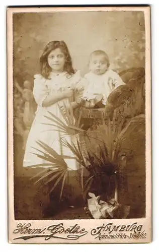 Fotografie Hermann Goetze, Hamburg, Admiralitätsstr. 9-10, Mädchen & Baby im weissen Kleid