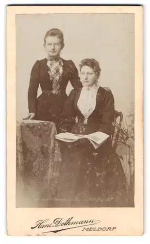 Fotografie Hans Dethmann, Meldorf, Süderstr., junge Damen betrachten Katalog im Foto-Atelier